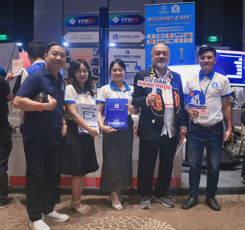 Ông Nguyễn Trung Dũng - Giam khảo Startup Wheel ghé thăm và chấm điểm gian hàng Building Care